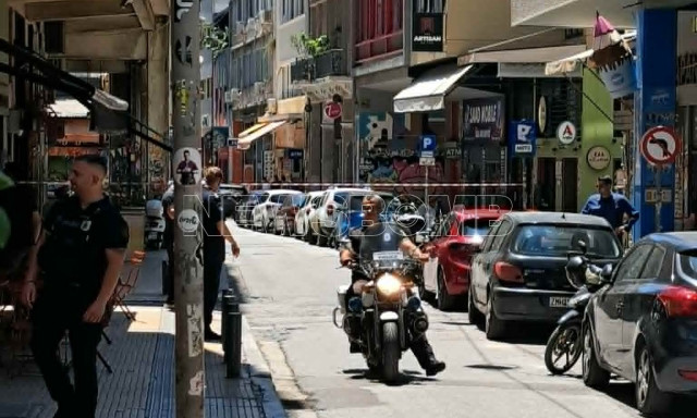 Συναγερμός στο Μοναστηράκι: Εντοπίστηκε ύποπτη βαλίτσα μπροστά σε κατάστημα