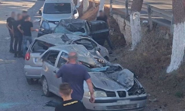 Τρελή πορεία αυτοκινήτου στο Ηράκλειο, διέλυσε σταθμευμένα ΙΧ και αναποδογύρισε στη μέση του δρόμου