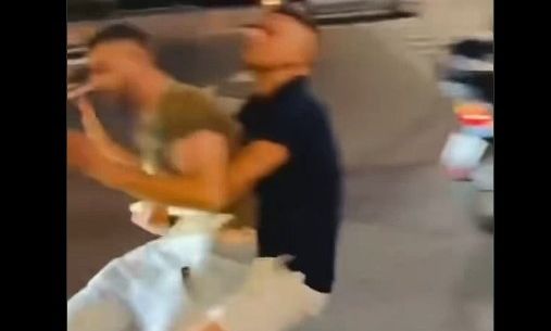 Ιταλία: Μετανάστης μπλοκάρει την κυκλοφορία με ένα ποδήλατο - Πρωταθλητής πάλης τον γρονθοκοπεί