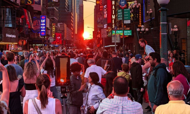Manhattanhenge: Χιλιάδες συγκεντρώθηκαν για να δουν το εντυπωσιακό ηλιοβασίλεμα στο Μανχάταν