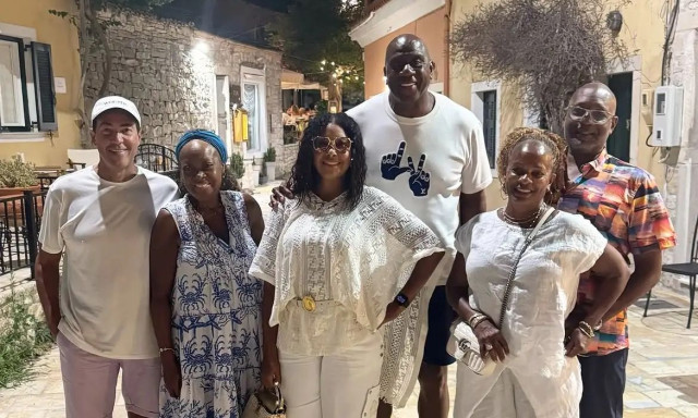 «Ψήφισε» ξανά Ιόνιο για τις διακοπές του ο Μάτζικ Τζόνσον - Το άλμπουμ από τους Παξούς