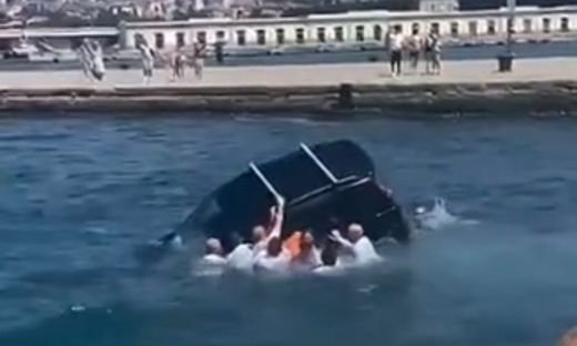 Ιταλία: Ηρωική διάσωση από στρατιωτικούς - Βούτηξαν στη θάλασσα και απεγκλώβισαν οδηγό - Βίντεο