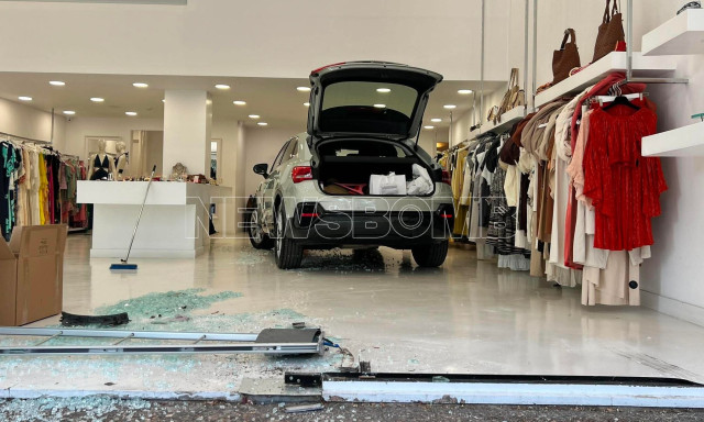 Βριλήσσια: Αυτοκίνητο εισέβαλε σε κατάστημα ενδυμάτων - Οδηγός μπέρδεψε την όπισθεν με την πρώτη