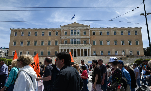 ΑΔΕΔΥ: Καλεί σε στάση εργασίας και πορεία προς τη Βουλή σήμερα στις 12:00