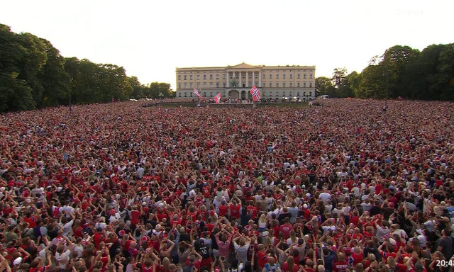 Νορβηγία: Περισσότεροι από 100.000 φίλαθλοι έκαναν «κουπί» για να υποδεχθούν την Εθνική στο Όσλο