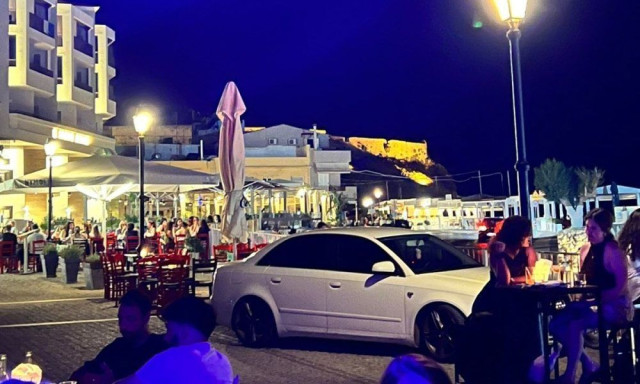 Ρέθυμνο: Πάρκαρε το αυτοκίνητό του πάνω στον πεζόδρομο, δίπλα στα τραπέζια