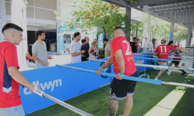 Human Foosball Arena: Το πιο διασκεδαστικό παιχνίδι βρίσκεται στο κατάστημα της Allwyn στο Σύνταγμα