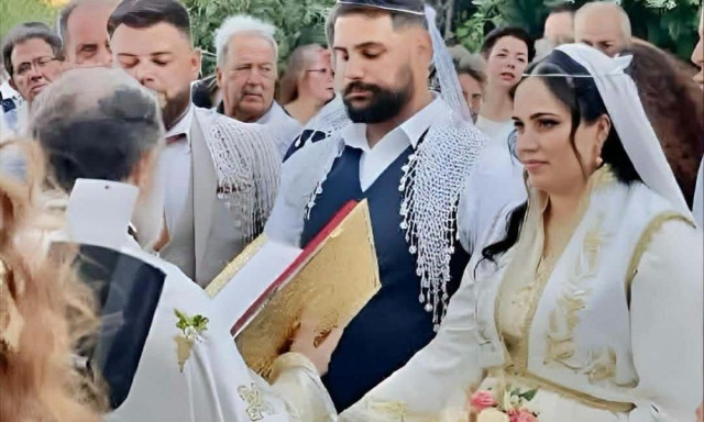 Ο πανέμορφος γάμος που υποκλίθηκε στην αυθεντική κρητική παράδοση
