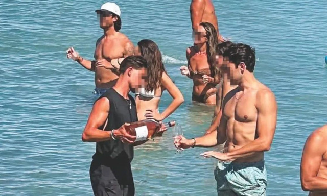 Εργασιακός μεσαίωνας στην Πάρο: Σερβιτόροι εκτελούν χρέη... οινοχόων μέσα στη θάλασσα