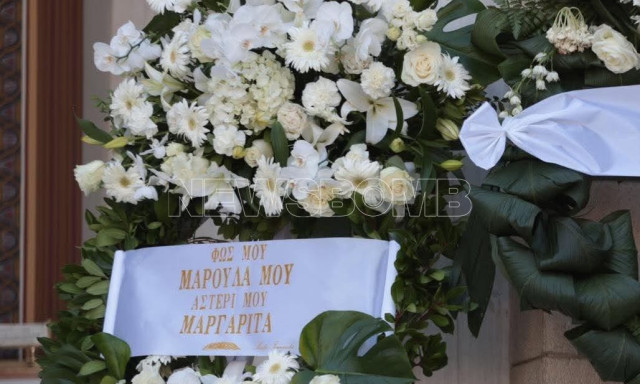 Μάρω Κοντού: Πλήθος κόσμου στη Μητρόπολη για το τελευταίο «αντίο» στην κύρια «Κοκοβίκου»