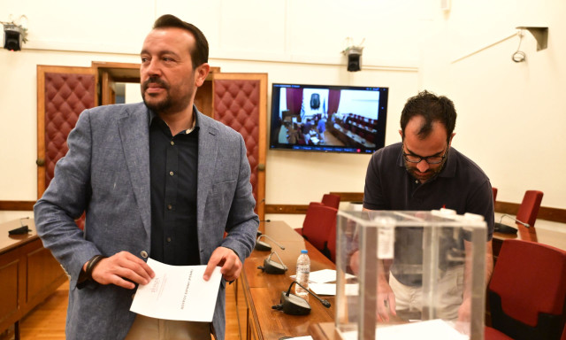 ΣΥΡΙΖΑ: Παππάς, Αμανατίδης και Γιαννούλης ψήφισαν – Μέχρι τις 11:00 ανοιχτή η κάλπη