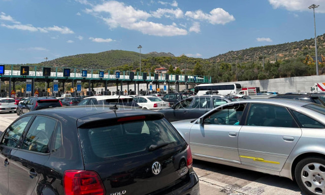 Μαζική έξοδος των αδειούχων: Μποτιλιάρισμα στους δρόμους και καθυστερήσεις στα διόδια Ελευσίνας