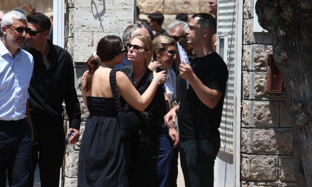 Καριέρε - Συγκλονιστικός επικήδειος του γιου του: «Είχες υποσχεθεί ότι θα κακομάθεις τα εγγόνια σου»