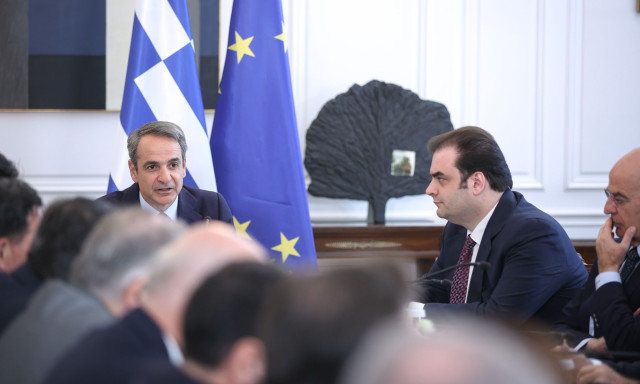 Εκλογικό προσκλητήριο Μητσοτάκη στην Κοινοβουλευτική Ομάδα: «Μπετόν αρμέ» μέχρι την άνοιξη του 2027