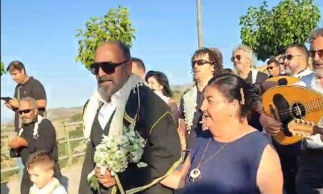 Ένας γάμος στο Ρέθυμνο βγαλμένος από την παλιά Κρήτη – Με φορεσιές, λύρες και Ξυλούρηδες στην πομπή