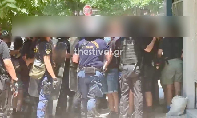 Θεσσαλονίκη: Ένταση στα δικαστήρια μετά την προφυλάκιση του 25χρονου για την εμπρηστική επίθεση