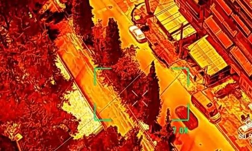 «Βράζει» η άσφαλτος στην Αττική: Πάνω από 75°C κατέγραψε θερμική κάμερα σε ταράτσες και οχήματα