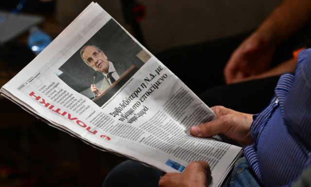 Το πολιτικό παζλ της ξαπλώστρας: Ποιοι με ποιους