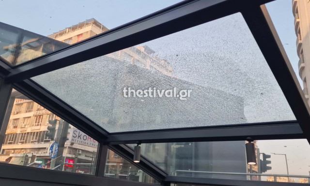 Θεσσαλονίκη: Ράγισε τζαμαρία στο Μετρό στον σταθμό Βενιζέλου - Βίντεο