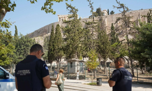 Ακρόπολη - επίθεση με μαχαίρι: Στο ΚΑΤ για επέμβαση ο άνδρας του ζεύγους των Ελληνοαμερικανών