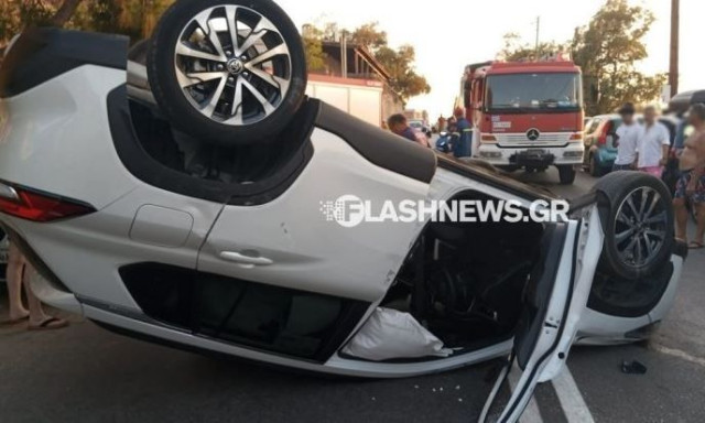 Σοβαρό τροχαίο στα Χανιά: Ανετράπη ΙΧ έπειτα από πρόσκρουση σε σταθμευμένο όχημα - Εικόνες