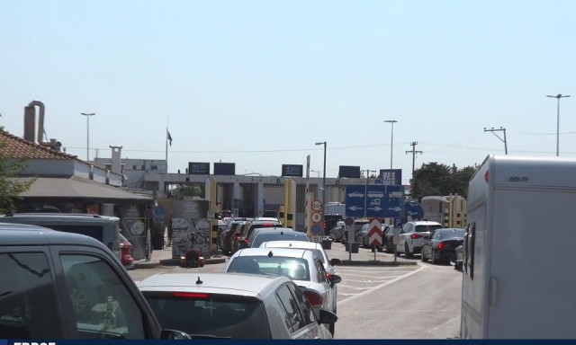 Χάος στο Τελωνείο Κήπων στον Έβρο την ώρα που οι Τούρκοι απέναντι έστηναν επικοινωνιακό σόου- Βίντεο
