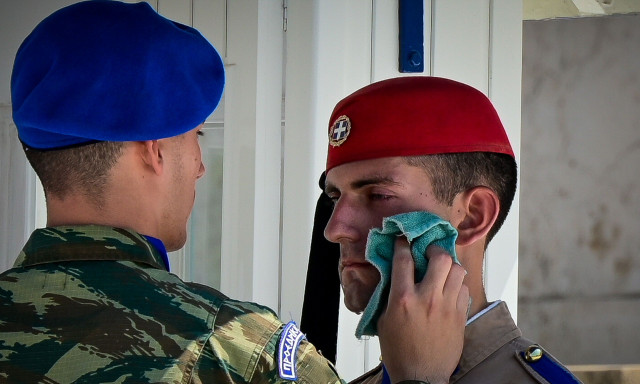 Καύσωνας στην Αθήνα: Στο καθήκον οι Εύζωνες, παρά τις ακραίες θερμοκρασίες