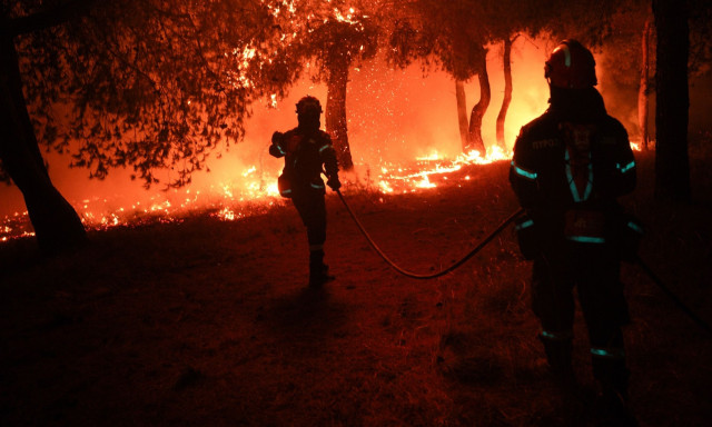 Red Code για πυρκαγιές σε 17 νομούς της χώρας – Απειλή οι καταβάτες άνεμοι και ο «διψασμένος» αέρας