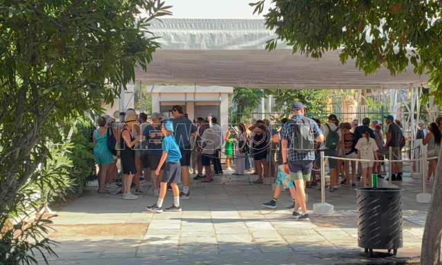 Ακρόπολη: Η μαρτυρία του βοηθού αρχιφύλακα για την επίθεση με μαχαίρι – Γνώριμος των Αρχών ο δράστης