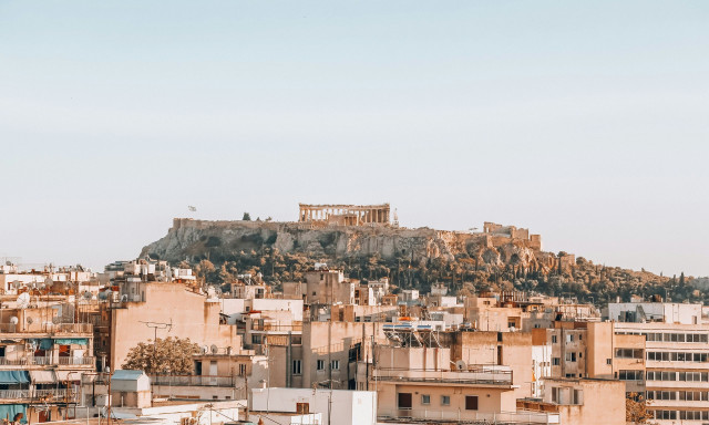 Συναγερμός στην Ακρόπολη: Άνδρας με μαχαίρι τραυμάτισε δύο Ελληνοαμερικανούς τουρίστες