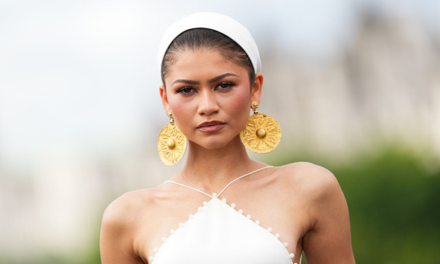 Zendaya: Γιατί τα σκουλαρίκια των 2.700 ετών που φόρεσε για την «Οδύσσεια» προκάλεσαν αντιδράσεις