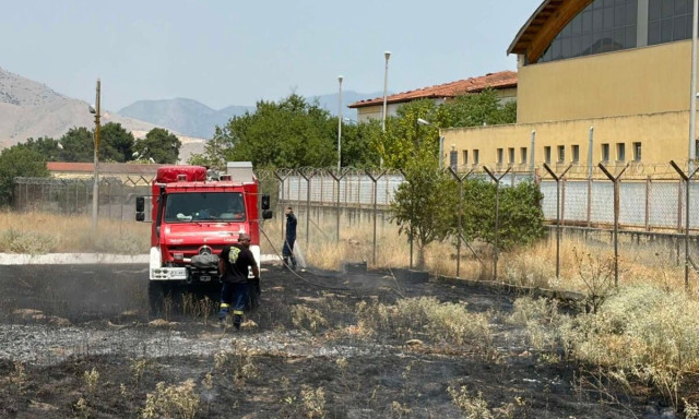 Πυρκαγιά κοντά σε στρατόπεδο στον Τύρναβο – Εξετάζονται καταγγελίες για δύο ταυτόχρονες εστίες