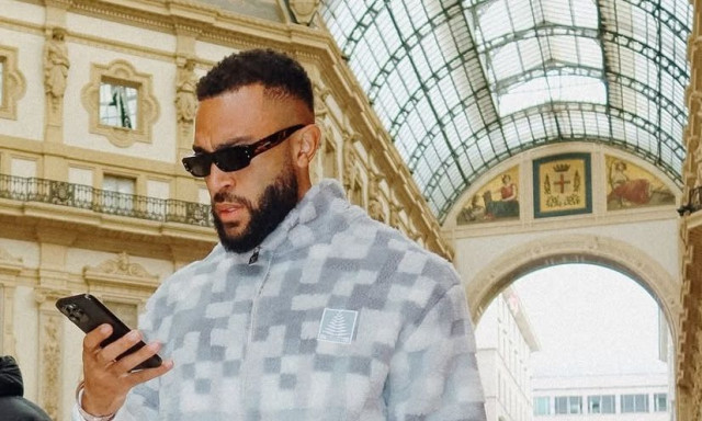 Samuel Onuha: Αυτός είναι ο influencer που φωτογραφήθηκε γυμνός μπροστά στο άγαλμα του Καραμανλή