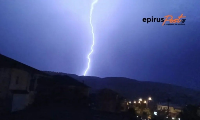Ιωάννινα: Η νύχτα έγινε μέρα από τις αστραπές- Εντυπωσιακό θέαμα εν μέσω καύσωνα
