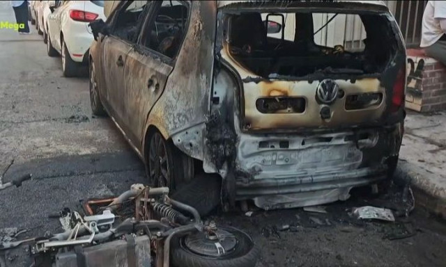 Κυψέλη: Ηλεκτρικό σκούτερ «τυλίχθηκε» στις φλόγες και κατέστρεψε σταθμευμένο ΙΧ