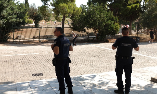 Επίθεση με μαχαίρι σε τουρίστες στην Ακρόπολη: Προφυλακιστέος ο 60χρονος δράστης