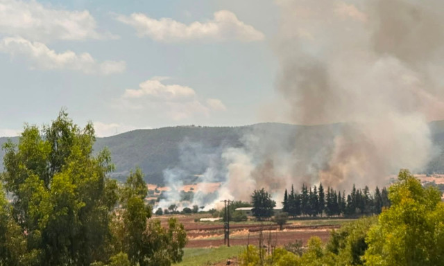 Φωτιά τώρα στα Οινόφυτα - Επιχειρούν 4 εναέρια μέσα