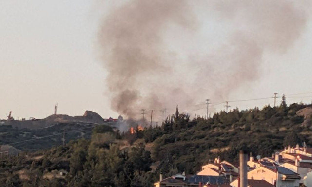 Δύο φωτιές στη Θεσσαλονίκη - Επιχειρούν τέσσερα εναέρια μέσα