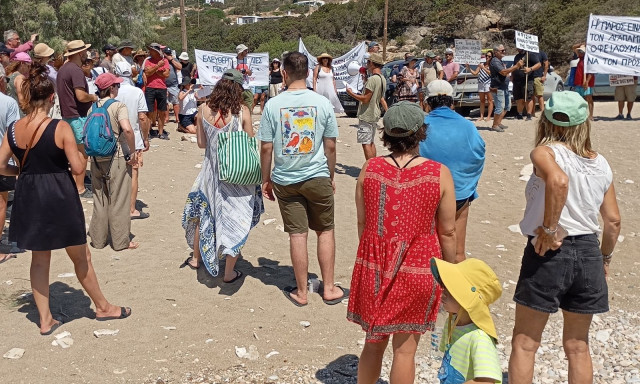 Αντιδράσεις στην Πάρο για τα ομπρελοκαθίσματα στην παραλία της Τρυπητής - Ζητούν να απομακρυνθούν