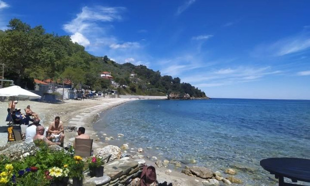 Πήλιο: Συμπλοκή μεταξύ χειριστή σκάφους και λουόμενων - Αντί για μπάνιο «έπαιξαν ξύλο» στο Καμάρι