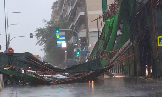 Κακοκαιρία: Κατέρρευσε σκαλωσιά στο κέντρο του Πειραιά - Ένας τραυματίας