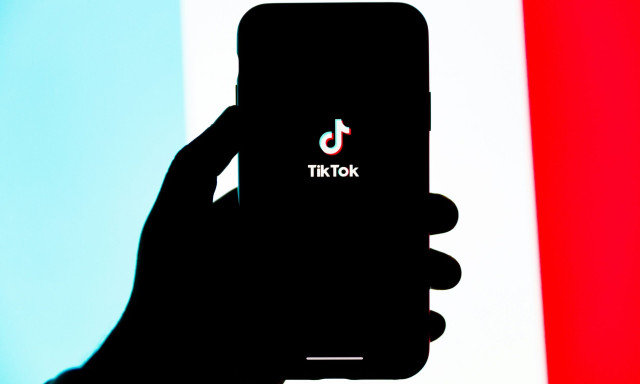 TikTok: Προειδοποιεί με υψηλά πρόστιμα η ΕΕ για τα ελλιπή μέτρα προστασίας των ανηλίκων