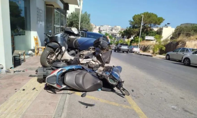 Ηράκλειο Κρήτης: Αυτοκίνητο «σάρωσε» σταθμευμένα Ι.Χ και μηχανές
