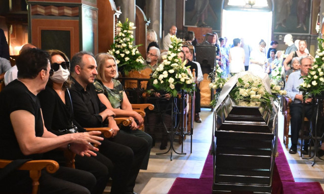 Μαίρη Λίντα: Σε κλίμα συγκίνησης το τελευταίο «αντίο» στη σπουδαία ερμηνεύτρια