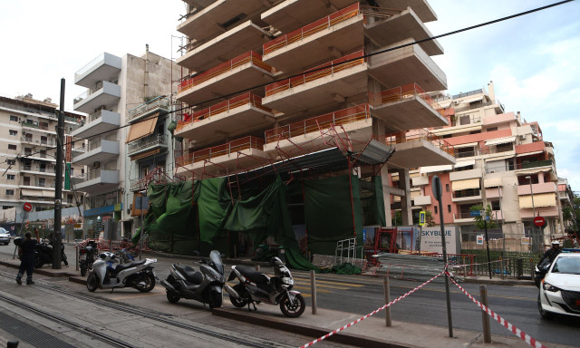 Κακοκαιρία Πειραιάς: Η στιγμή της κατάρρευσης της σκαλωσιάς στη Γρηγορίου Λαμπράκη