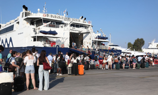 «Κόκκινο» χτυπά η έξοδος των αδειούχων: Πάνω από 110.000 ταξιδιώτες στα λιμάνια της Αττικής