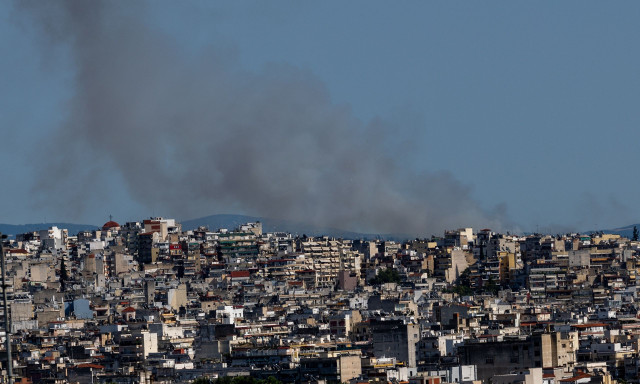 Φωτιά τώρα στην Πυλαία Θεσσαλονίκης - Ήχησε το 112 για εκκένωση, καίει κοντά σε σπίτια