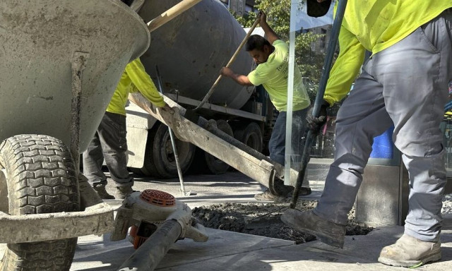 Πάτρα: Αφόρητη δυσοσμία στη Σολωμού - Έσκαβαν για αέριο και έσπασαν αγωγό λυμάτων