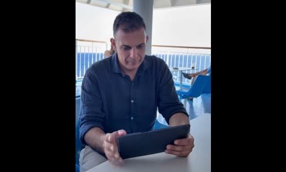 «Στο κατάστρωμα, όχι στην πρώτη θέση»: Ο Καραμέρος γράφτηκε στην ΕΛΑΣ και το βίντεο έγινε viral