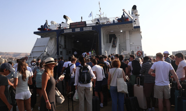 Κορυφώνεται η έξοδος των αδειούχων - Με 100% πληρότητα αναχωρούν τα πλοία από τον Πειραιά
